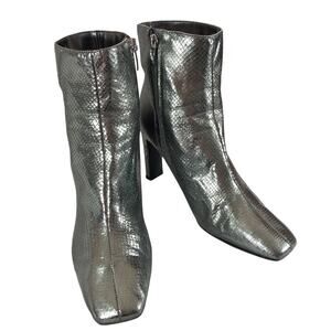 NINE WEST! MOONLIGHT SILVER VEGAN LEATHER, NIPPED TOE ANKLE BOOTS! SZ 7.5M